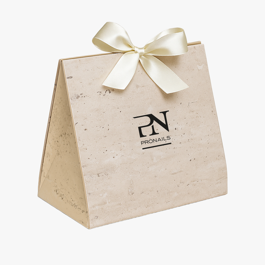 Trekantet gavepose med bånd